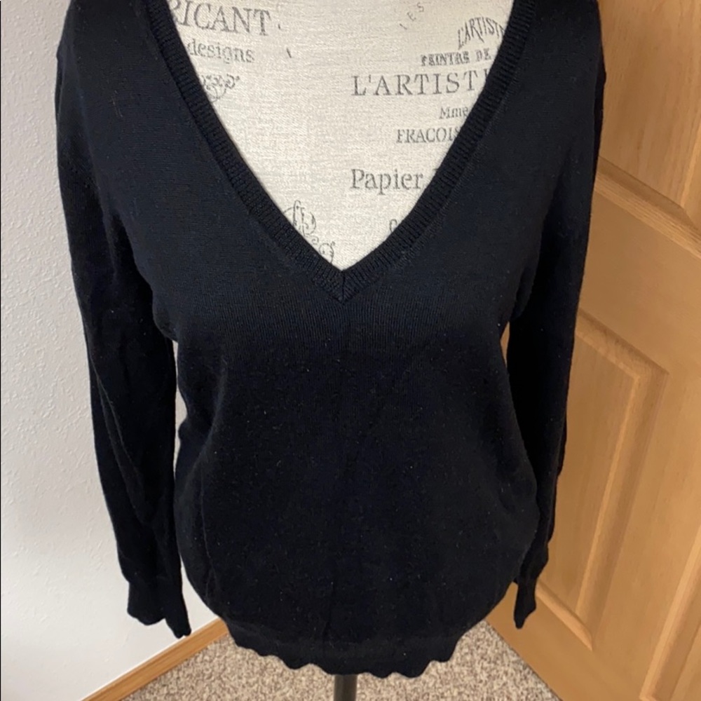💥3/$15. GUC. Black V-neck sweater